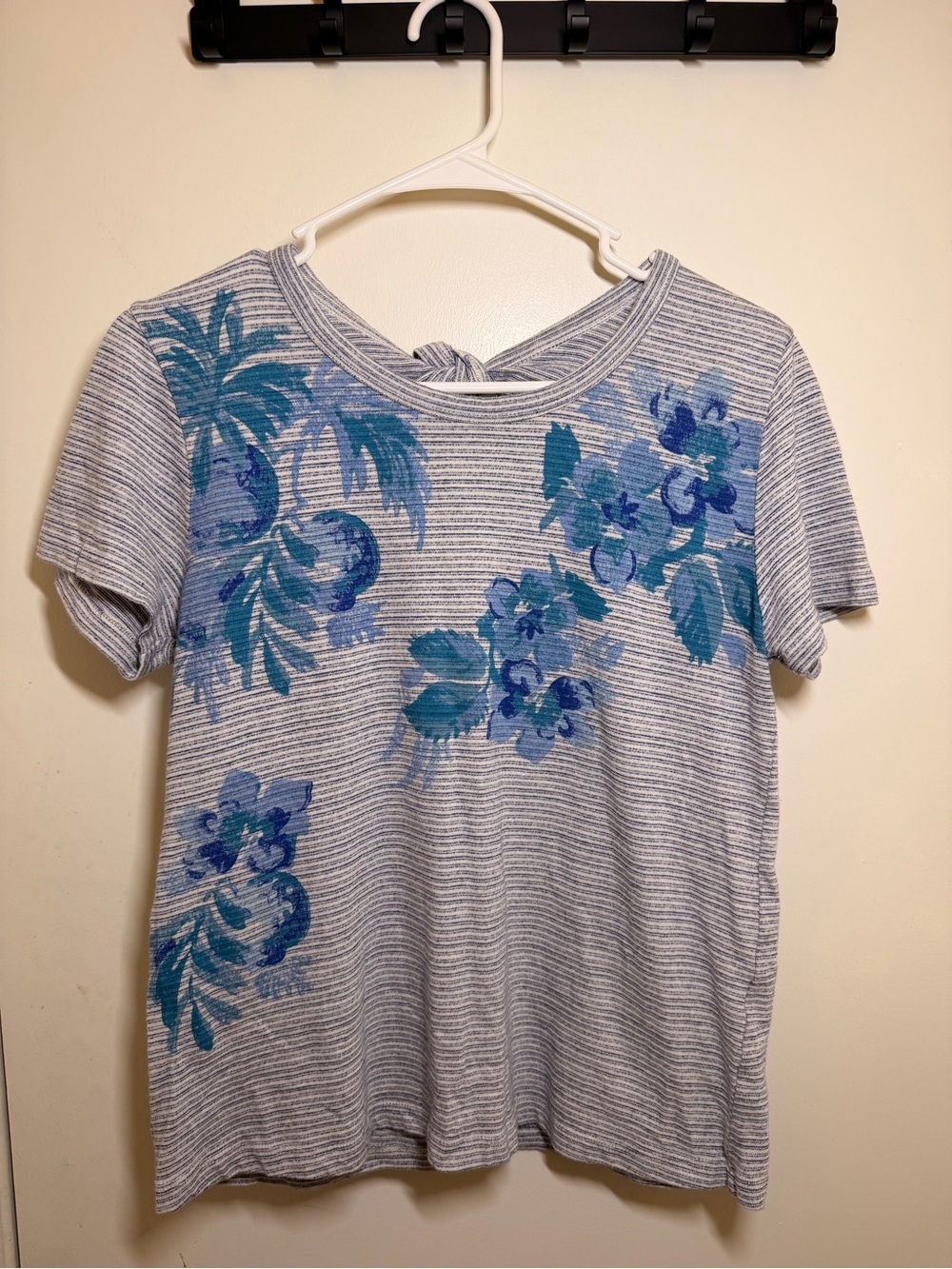 Womenโs Blue Floral Stripe Short-Sleeve Top